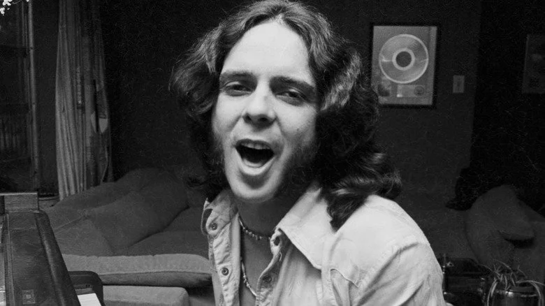 Bobby Whitlock chante et joue du piano