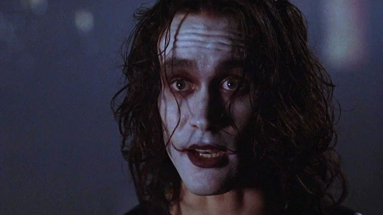 Brandon Lee incarnant Eric Draven dans The Crow