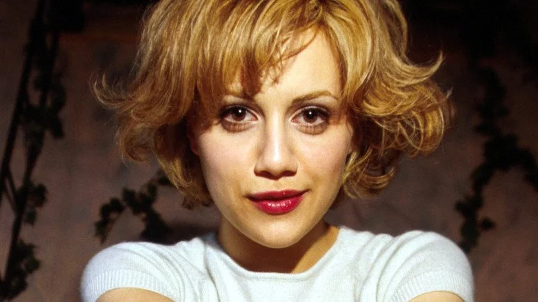 Brittany Murphy regardant la caméra, yeux grands ouverts