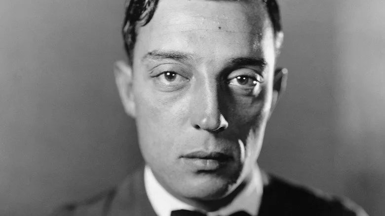 Buster Keaton regardant tristement la caméra