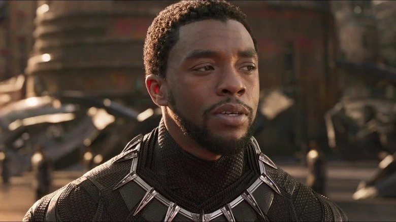 Chadwick Boseman incarnant T'Challa dans Black Panther