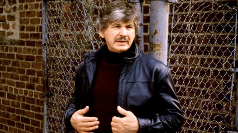 Charles Bronson ajustant sa veste dans Death Wish 3