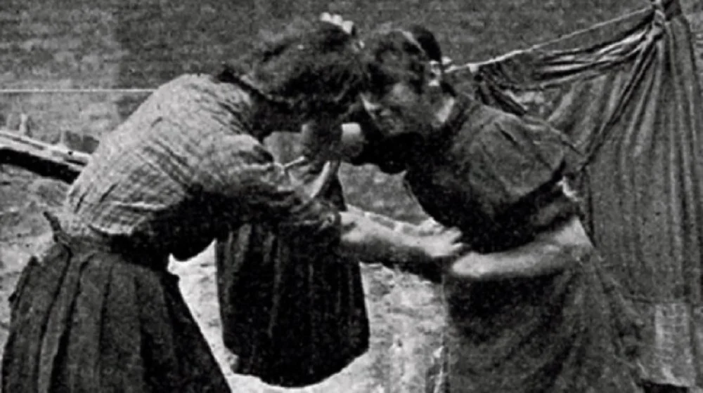 Femmes victoriennes en train de se battre