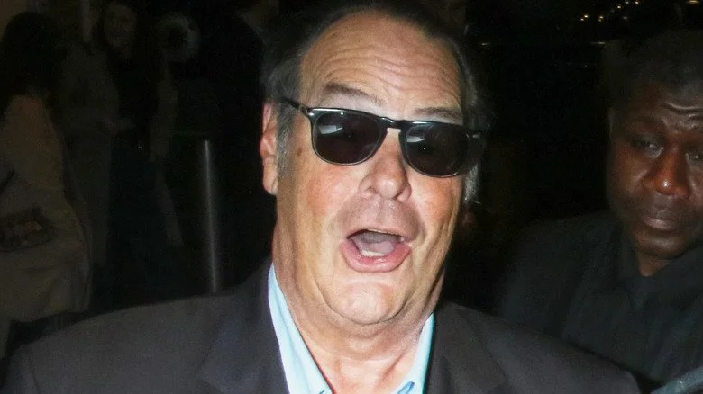 Dan Aykroyd en lunettes de soleil, surpris