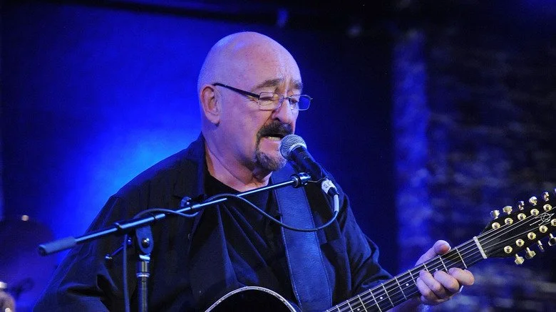 Dave Mason chante et joue de la guitare