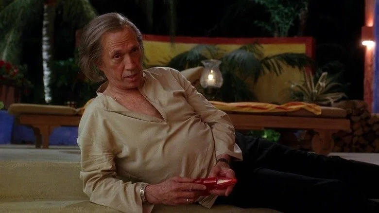 David Carradine allongé au sol parlant dans Kill Bill Vol. 2