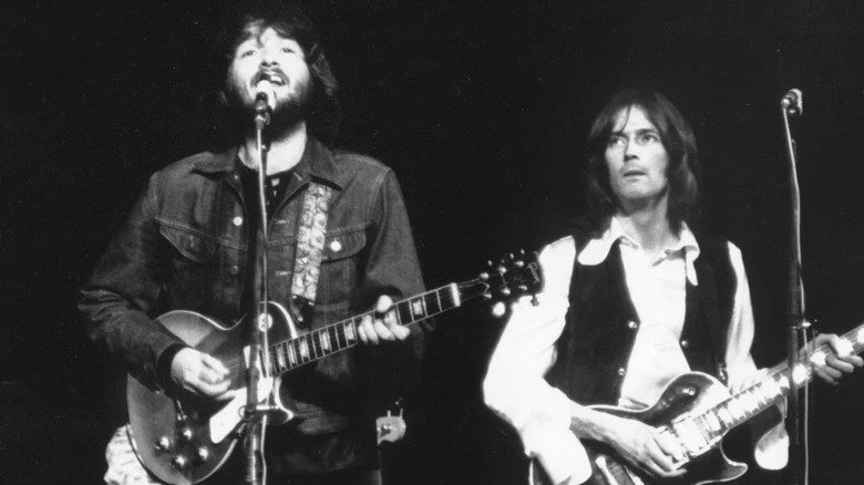 Delaney Bramlett chantant pendant qu’Eric Clapton l’écoute en jouant de la guitare