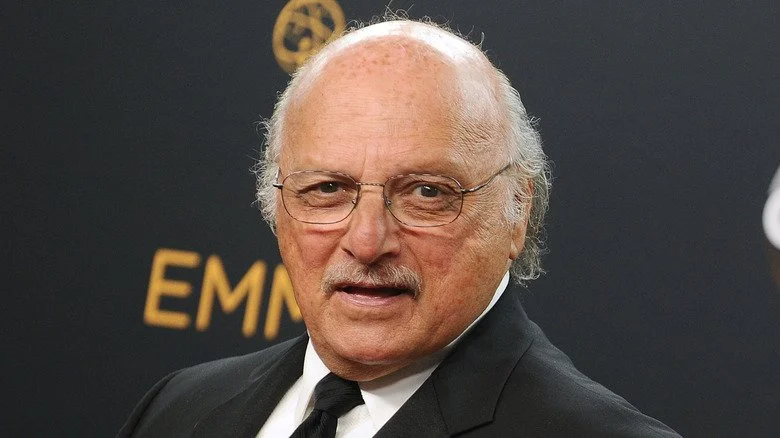 Dennis Franz regardant la caméra aux Emmys