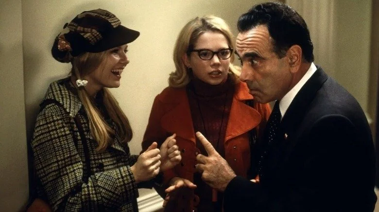 Kirsten Dunst, Michelle Williams, et Dan Hedaya dans le rôle de Richard Nixon