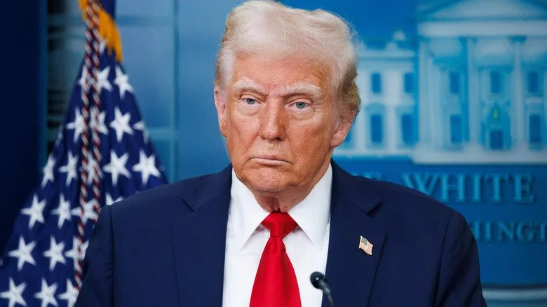 Donald Trump regardant boudeur lors d'une conférence de presse