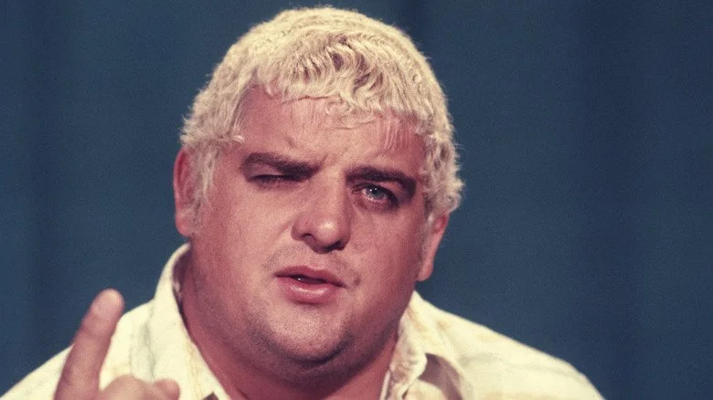 Dusty Rhodes levant le doigt et parlant