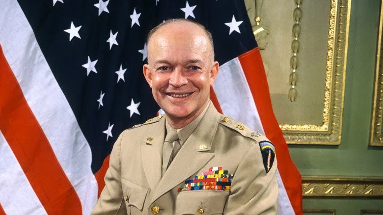 Dwight D. Eisenhower en uniforme devant le drapeau américain