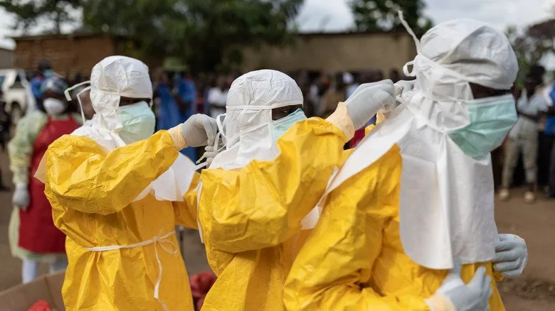 Travailleurs de santé ougandais en tenue de protection complète pour suspicion d'Ebola