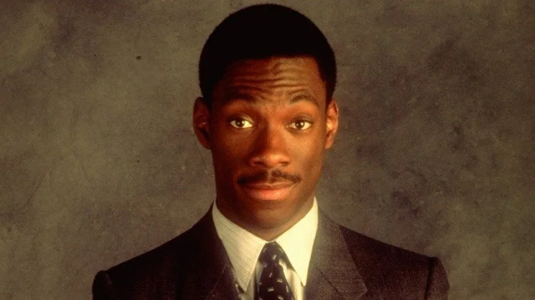 Eddie Murphy en costume dans une photo promotionnelle