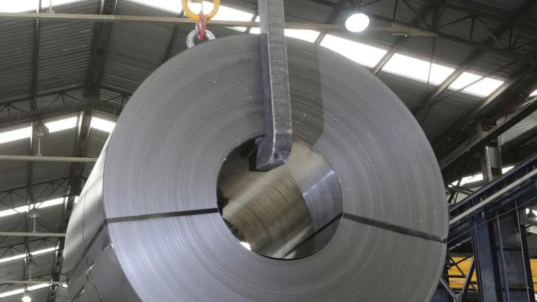 Métal enroulé suspendu dans une usine