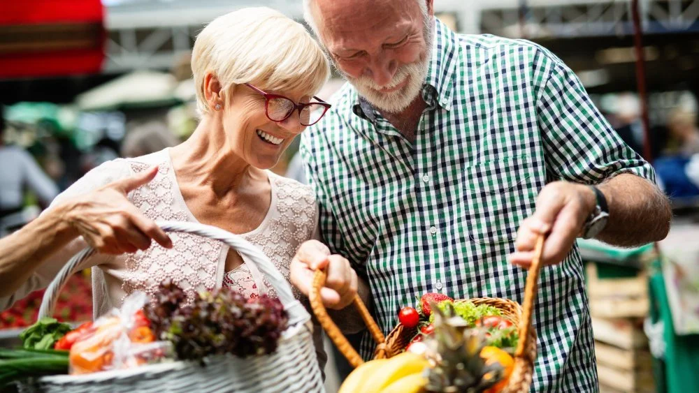 Couple de personnes âgées