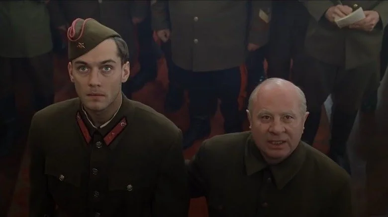 Jude Law et Bob Hoskins en uniforme dans Enemy at the Gates