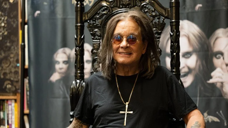 Ozzy Osbourne assis sur une chaise