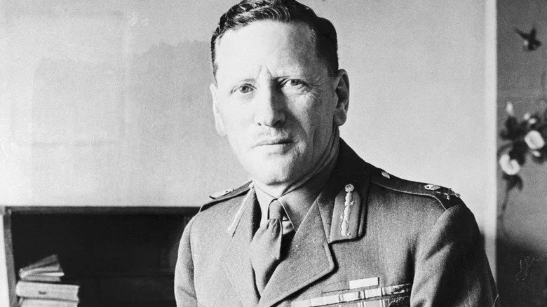 Général Archibald Wavell assis dans un bureau
