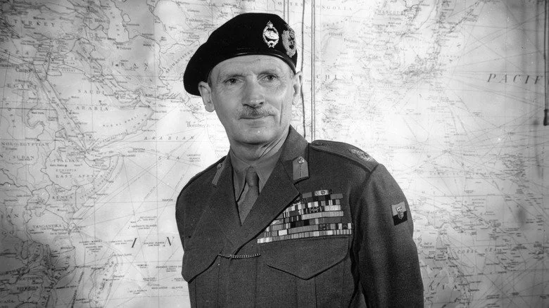 Bernard Montgomery en uniforme devant une carte