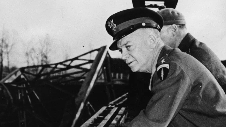 Général Dwight D. Eisenhower regardant en bas depuis un pont