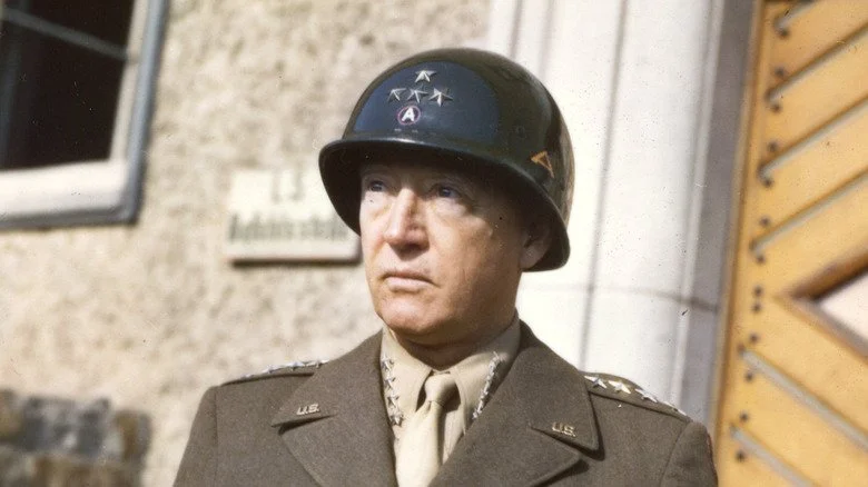 General George Patton en uniforme et casque