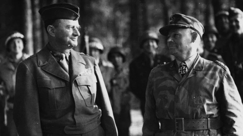 Le général Hermann-Bernhard Ramcke souriant après sa capture, face au général Middleton