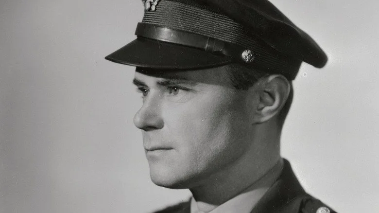 Portrait officiel du général Hoyt Vandenberg en uniforme regardant vers la gauche