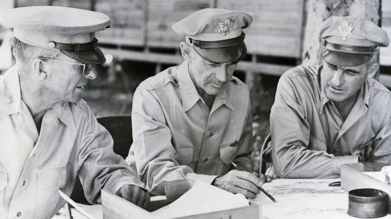 Général Nathan Twining et deux autres officiers examinant une carte