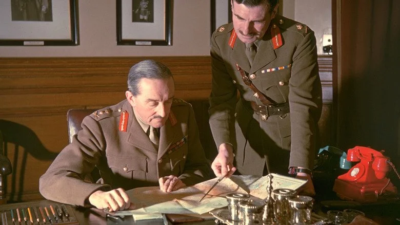 Un aide de camp du maréchal Alan Brooke lui montrant quelque chose sur une carte