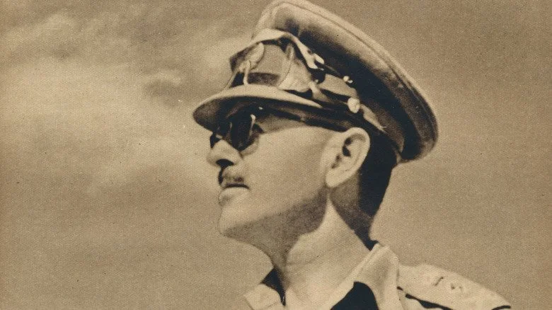 General Sir Harold Alexander en uniforme, profil de côté