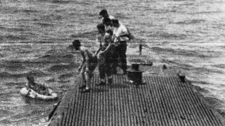 Équipage de sous-marin sauvant George Bush