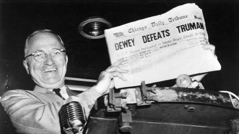 Harry Truman tenant le journal erroné 'Dewey Defeats Truman'