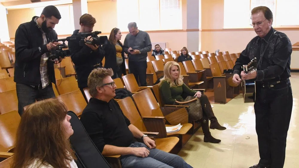 Tommy Cash joue de la guitare