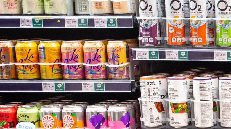 Divers boissons et sodas sur les étagères d’une épicerie