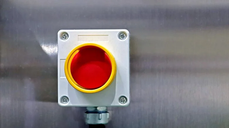 Gros plan sur un bouton rouge d'urgence