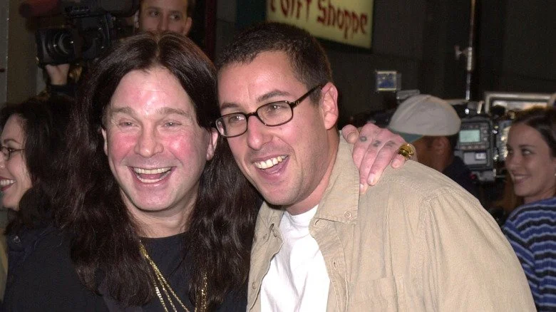 Ozzy Osbourne riant avec Adam Sandler