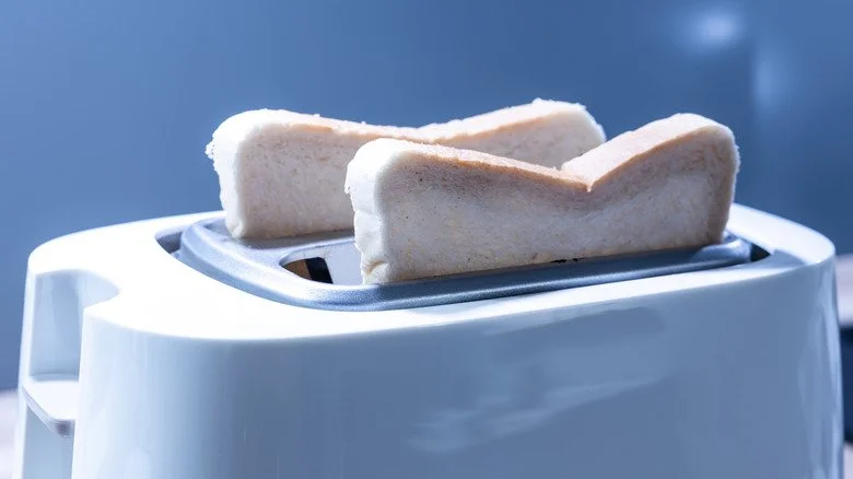 Deux tranches de pain insérées dans un grille-pain