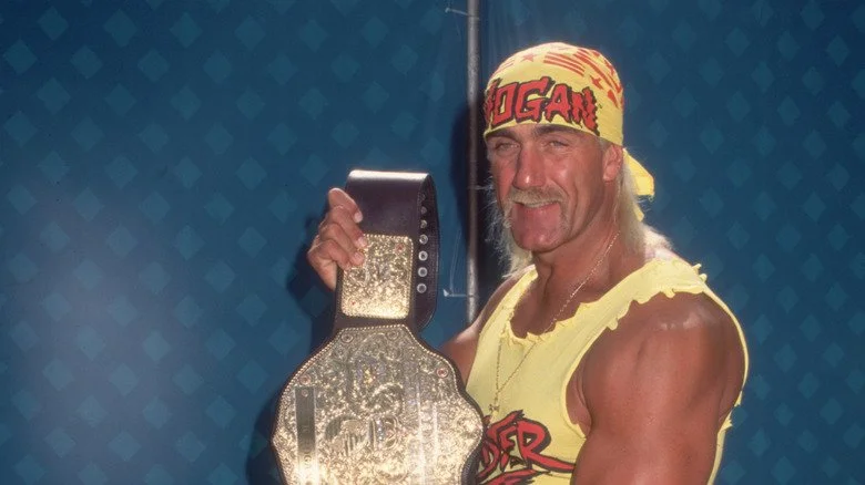Hulk Hogan avec une ceinture de championnat