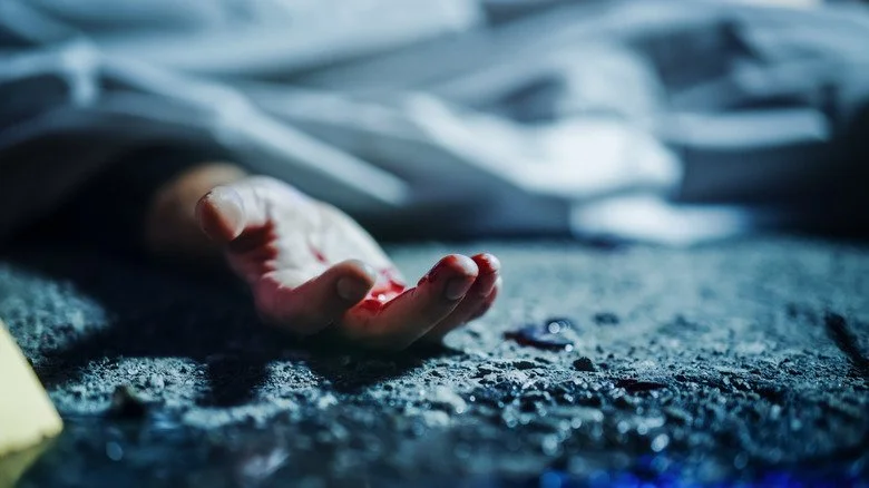 Scène de crime avec main humaine