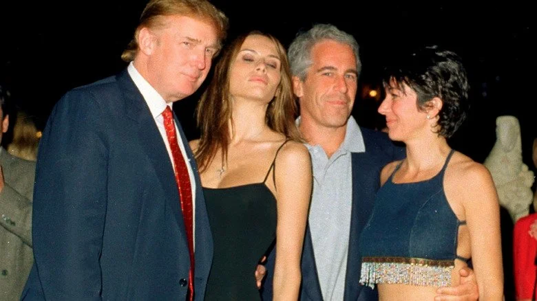 Ghislaine Maxwell avec Donald et Melania Trump, et Jeffrey Epstein