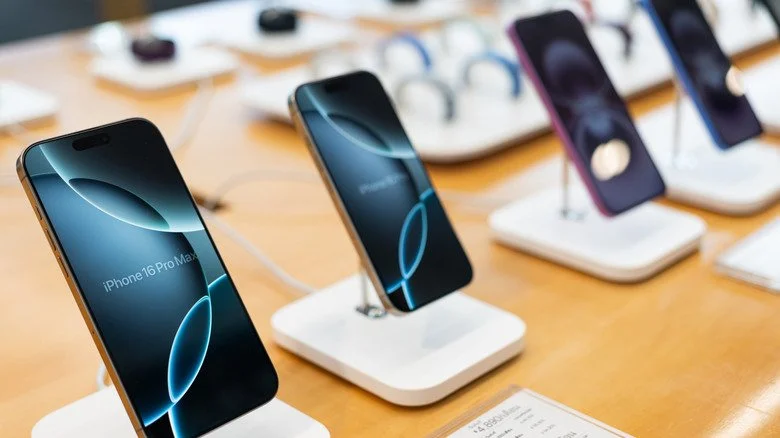 Rangée d’iPhones exposés
