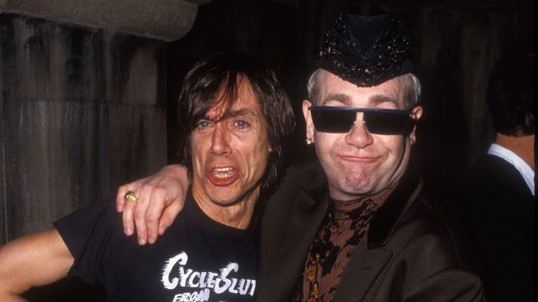 Iggy Pop posant avec Elton John