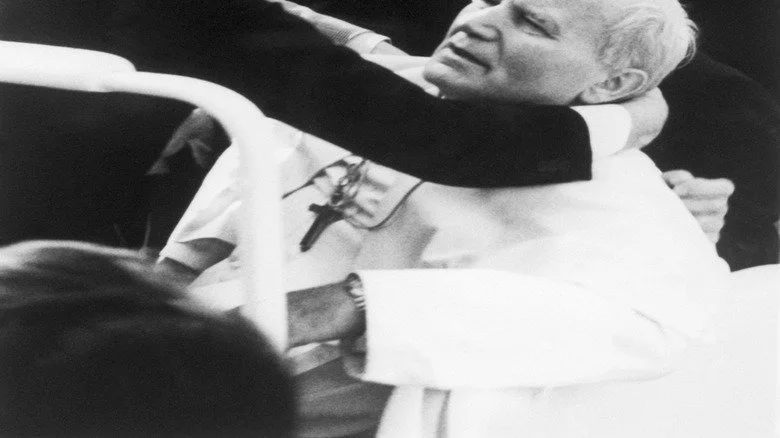 Le pape Jean-Paul II après avoir été blessé par balle