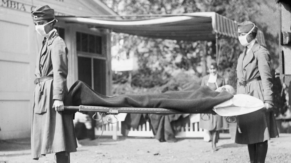 Portage des blessés pendant la pandémie de grippe de 1918
