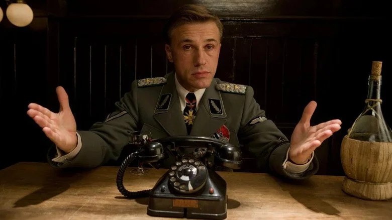 Christoph Waltz en Hans Landa devant un téléphone noir