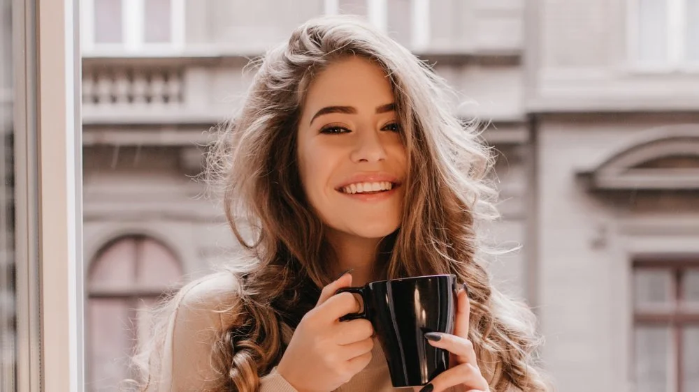 Fille à la fenêtre