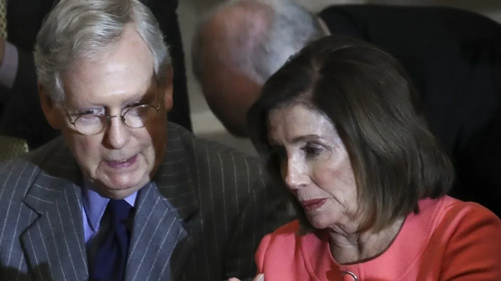McConnell et Pelosi lors de l'adoption de la loi de relance