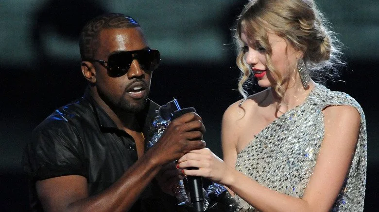 Kanye West arrachant le micro à Taylor Swift lors des VMA