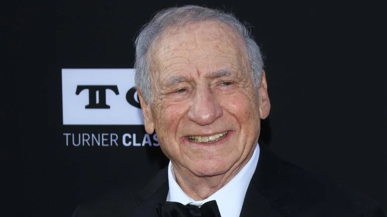 Mel Brooks souriant en smoking